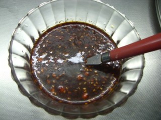 黯然酸辣蕨根粉,3.香辣油放入凉拌汁中拌匀。