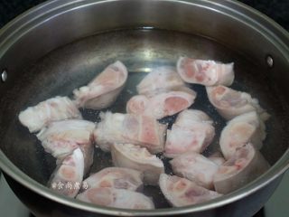 鹌鹑蛋烧猪手,猪手洗净，放入锅中焯煮15分钟