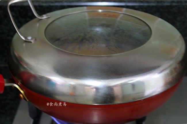 鹌鹑蛋烧猪手,拌匀后遮上锅盖，大火焖煮30分钟