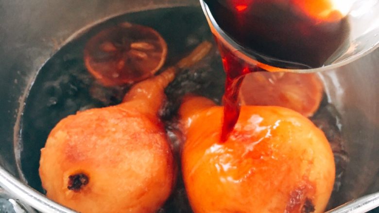 红酒炖洋梨,大火煮沸后转小火煮至30分钟，其间不时给梨浇汁和翻身，让梨充分浸泡在酒中