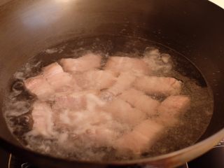【再添一碗饭】の炖肉盖饭,放入沸水中过一下，这样可以达到去腥的效果