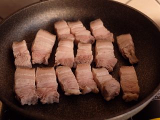 【再添一碗饭】の炖肉盖饭,不粘锅不用放油，直接把沥干的肉块放下去煎