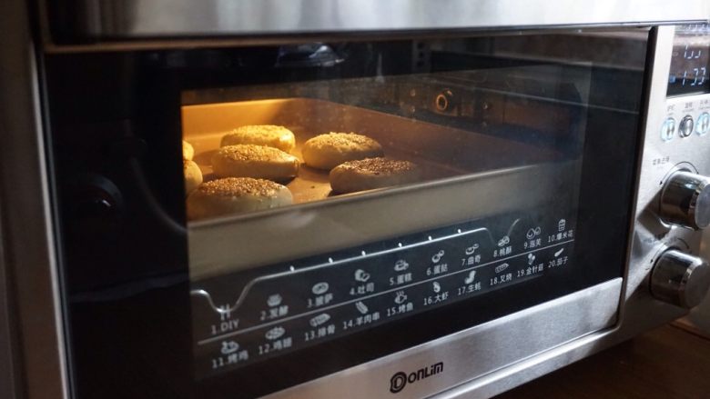红薯糯米饼,将煎好的饼坯放在烤盘上。放入已经预热到165度的东菱K40C烤箱中下层，烘烤15分钟左右