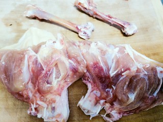 烤松花蛋鸡腿卷,选择两只鸡腿，从最薄的地方拉开鸡肉，去骨
