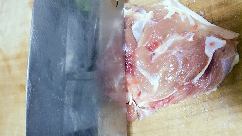 烤松花蛋鸡腿卷,用刀背在鸡肉上多砸几下，让鸡肉松散以便入味