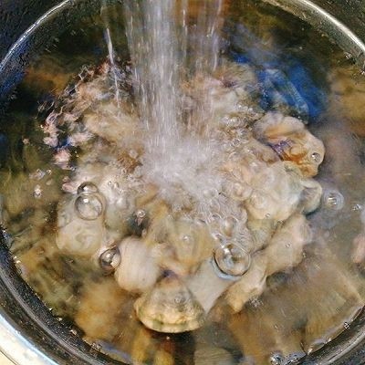 锡纸蒜香花蛤粉丝,养好的花蛤用流动的水反复冲洗