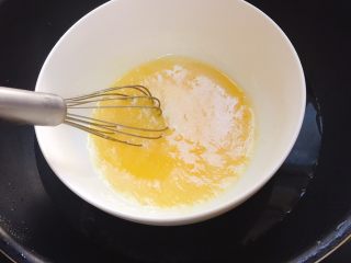 梦幻星空蛋糕,烧开半锅热水，隔水搅拌蛋液，大概搅拌一分钟。