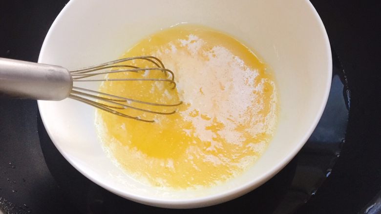 梦幻星空蛋糕,烧开半锅热水，隔水搅拌蛋液，大概搅拌一分钟。