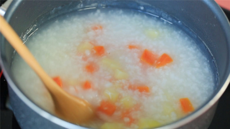 胡萝卜土豆鸡肉粥,蒸好的胡萝卜、土豆放入粥中搅拌均匀，继续熬煮。