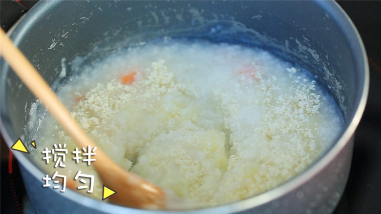 胡萝卜土豆鸡肉粥,鸡肉加入米粥中，再煮5分钟就可以了。
ps：妈妈们要边煮边搅拌哦，以免糊锅。 