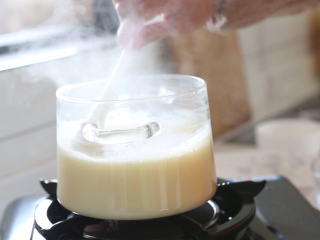 脆皮豆浆-带带,搅拌以免粘锅，待琼脂融化，再加入白砂糖至融化；