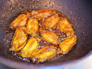 柠檬鸡翅,调大火，收汁到自己喜欢的程度即可关火。注意中间用铲子轻推，防止粘锅。
