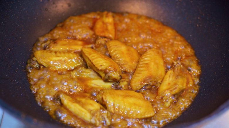 柠檬鸡翅,打开锅盖，尝一尝咸淡，可以根据自己的口味在这一步放盐。