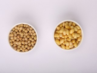 脆皮豆浆-带带,黄豆用清水浸泡4个小时，将泡好的黄豆放入豆浆机，按下打干/湿豆浆键；