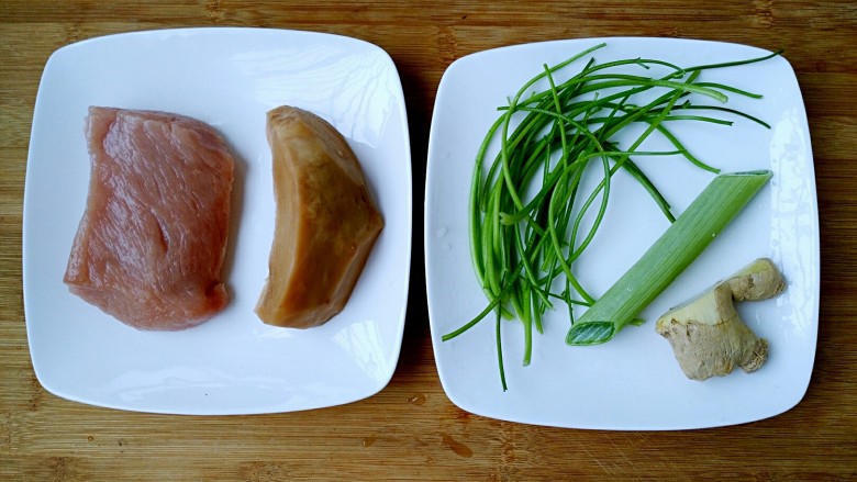 咸芥菜头煸肉丝,准备食材。