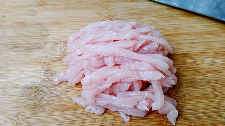 咸芥菜头煸肉丝,猪肉切丝。