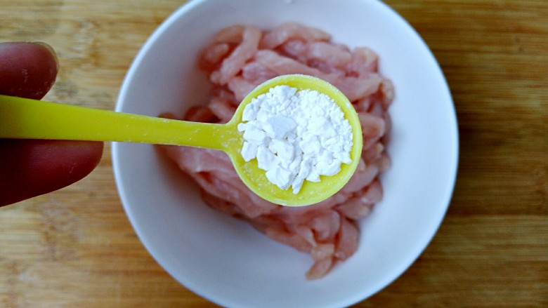 咸芥菜头煸肉丝,把切好的肉丝放入小碗里，加入2g淀粉。