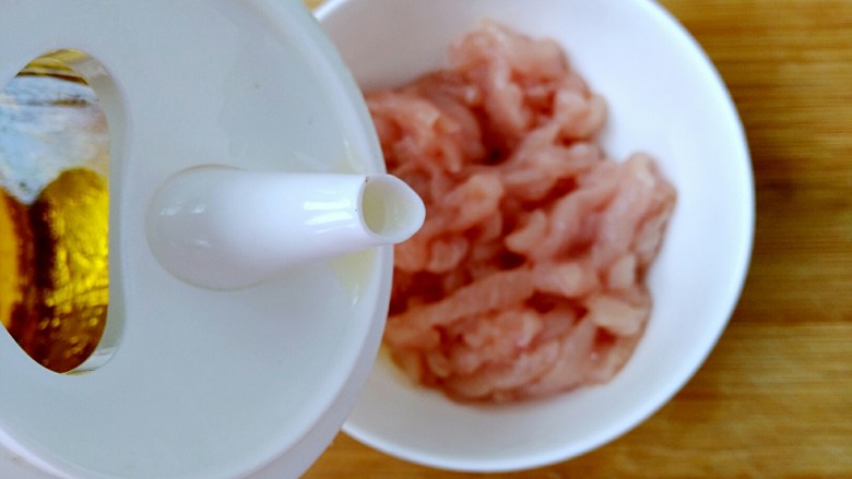 咸芥菜头煸肉丝,加入少量食用油，然后搅拌均匀备用。