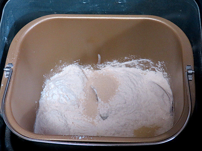 椰香味浓滴【椰蓉叶子面包】,将除黄油及馅料外的所有材料放面包机桶内，选择和面程序20分钟