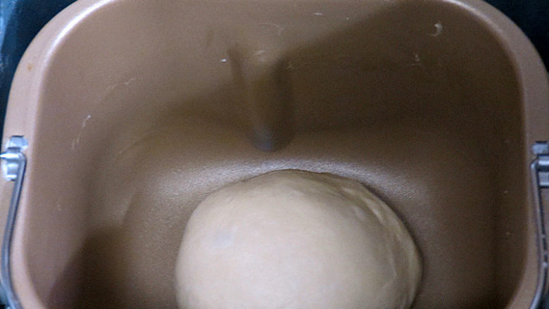 椰香味浓滴【椰蓉叶子面包】,放面包机桶内发酵