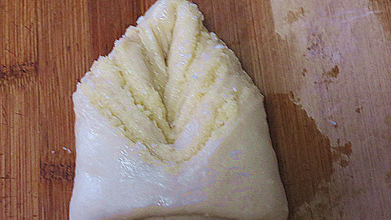 椰香味浓滴【椰蓉叶子面包】,翻面后稍整一下形