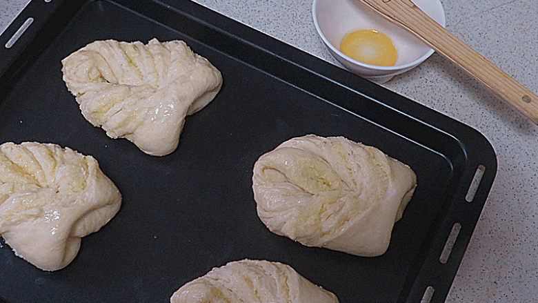 椰香味浓滴【椰蓉叶子面包】,发酵好的面胚表面刷一层薄薄的蛋液