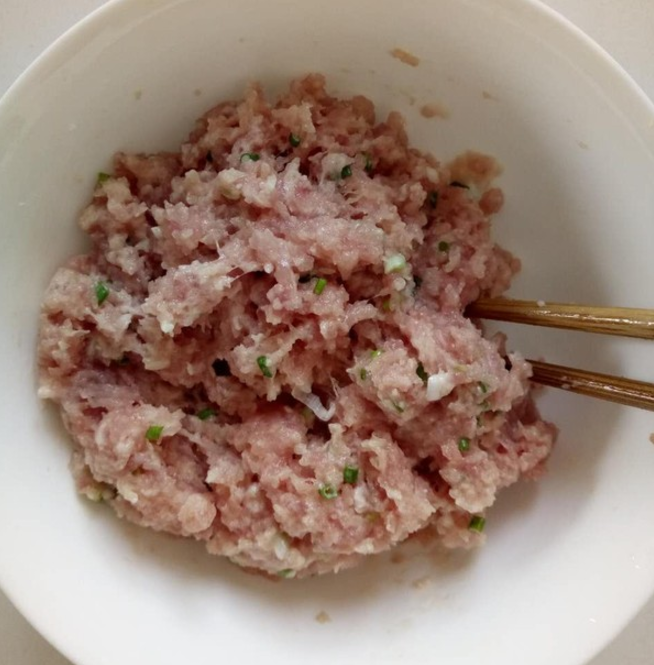 腐竹肉丸汤,将猪肉馅盛入大碗中，加入鲜姜碎、干淀粉和盐混合搅匀