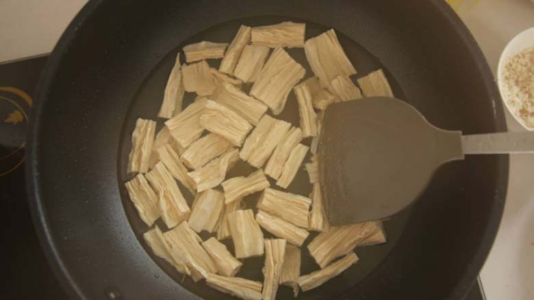 腐竹肉丸汤,中火烧开锅中的水，放入肉丸、腐竹小火慢炖30分钟；