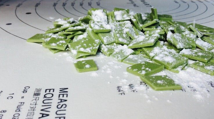 #绿色美食#手工果蔬螺旋儿童面,切好的小正方形，撒干粉，以防粘连！