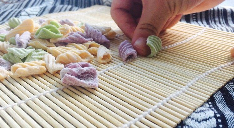 #绿色美食#手工果蔬螺旋儿童面,准备一个寿司垫，依次把小正方形搓成螺旋状！