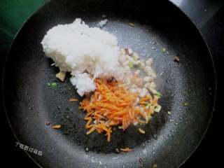 蛋皮饭卷,把胡萝卜、香菇倒入锅中翻炒，倒入米饭