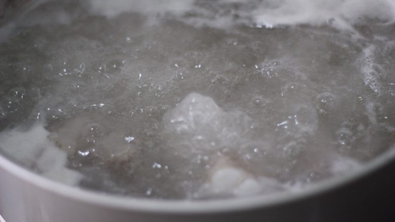 糖醋排骨 撩妹必杀技,大块的血沫漂干净还有这种很细的小白沫，也要滚水漂净。这下知道为什么要多加水了吧，漂血沫就要漂去好多水。