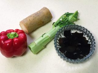 五彩缤纷炒时蔬,准备食材：红椒、山药、莴笋、事先泡发的黑木耳