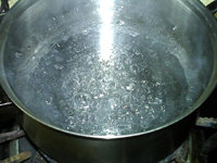 酸奶黑凉粉,660克水倒入锅中，加热至沸腾