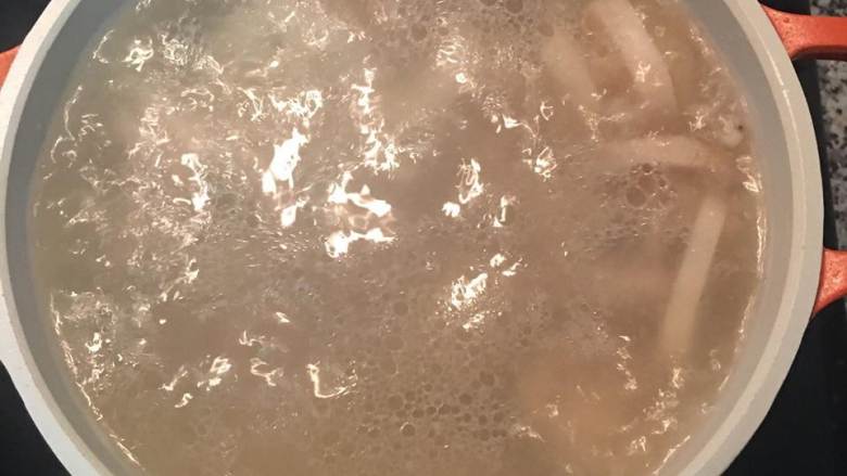 当归莲藕莲子排骨汤,汤水再次滚沸后即可盛碗食用。