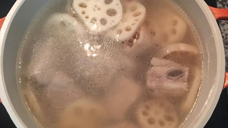 当归莲藕莲子排骨汤,放入莲藕，并加水到八分满再继续炖煮到汤水滚沸，