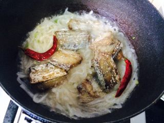 又到带鱼肥美的季节—萝卜丝带鱼,放干辣椒，大火加盖。