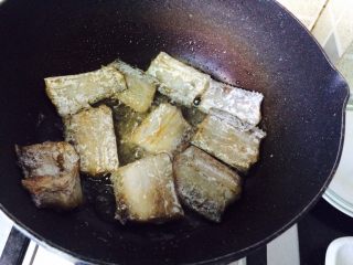 又到带鱼肥美的季节—萝卜丝带鱼,慢慢的煎，不要用大火。
