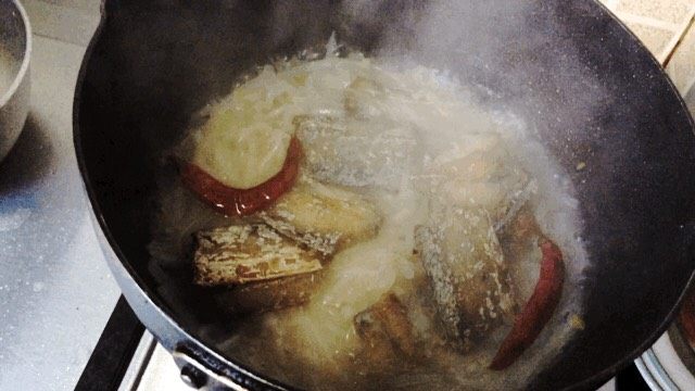 又到带鱼肥美的季节—萝卜丝带鱼,最后收汁，放葱花起锅。