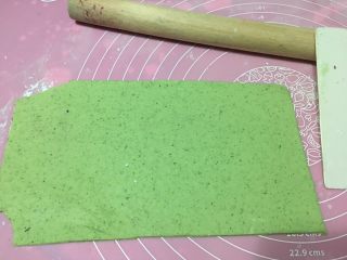 绿色美食.绿翡翠紫薯糕,擀成长方形，切掉多余的边边