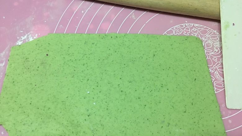 绿色美食.绿翡翠紫薯糕,擀成长方形，切掉多余的边边