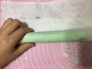 绿色美食.绿翡翠紫薯糕,用手整理好形状
