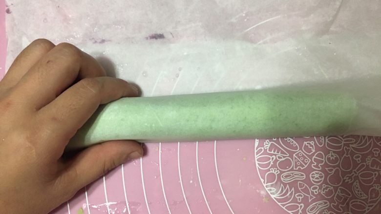 绿色美食.绿翡翠紫薯糕,用手整理好形状