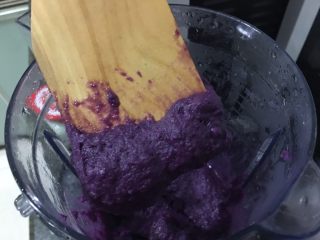 绿色美食.绿翡翠紫薯糕,用榨汁机加少许水打成比较硬的薯泥即可！太稀不好整型！