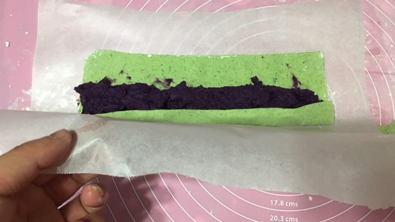 绿色美食.绿翡翠紫薯糕,像卷蛋糕一样慢慢从下到上把皮卷起来