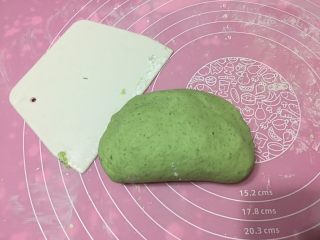 绿色美食.绿翡翠紫薯糕,揉成不粘手的面团