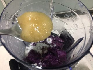 绿色美食.绿翡翠紫薯糕,再加一勺蜂蜜拌匀，调到喜欢的甜度，蜂蜜可以增加紫薯的风味，没有的话可以不加，但没有那么好吃😋