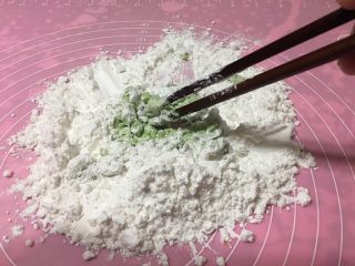 绿色美食.绿翡翠紫薯糕,一边加水一边用筷子搅拌，直至吸收不了水就用手揉，水多了加粉，水少了再加，这个要自己把握那个度