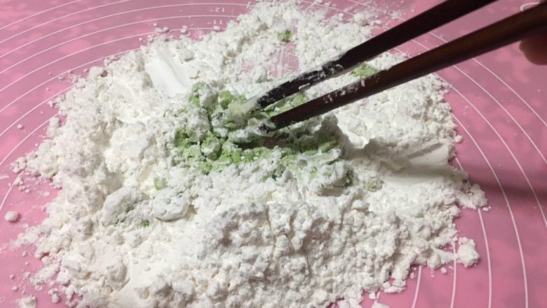 绿色美食.绿翡翠紫薯糕,一边加水一边用筷子搅拌，直至吸收不了水就用手揉，水多了加粉，水少了再加，这个要自己把握那个度