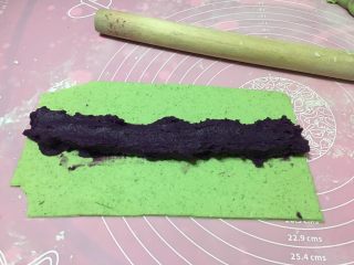 绿色美食.绿翡翠紫薯糕,在中间铺上紫薯泥，记得要垫在油纸上进行，防止粘底